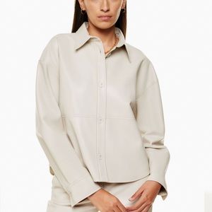 ARITZIA Babaton Pelli Hip Shirt Jacket Cropped in Matte Pearl